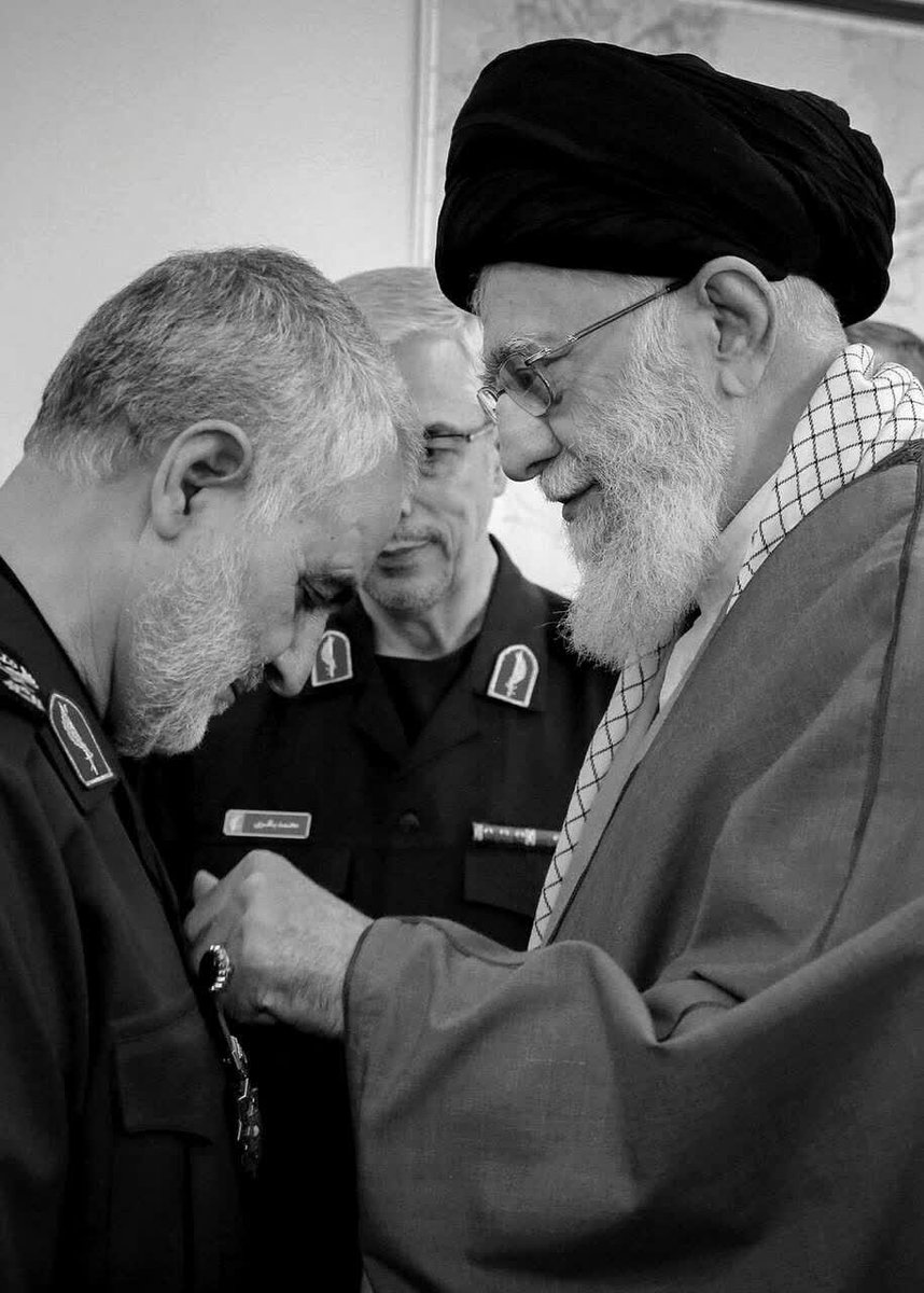 یکی از مدافعان حرم به حاج قاسم
گفته بود: جنگ سوریه تمام شد 
ولی ما شهید نشدیم، 
حاج قاسم پاسخ داده بودند
در آینده ای نزدیک فتنه هایی
پیش رو دارید که کل شهدا آرزوی 
حضور به جای شما رو داشته باشند
آن روز من نیستم اما شما
پشت آقا رو خالی نکنید ..
#سرباز
#علمدار_مقاومت