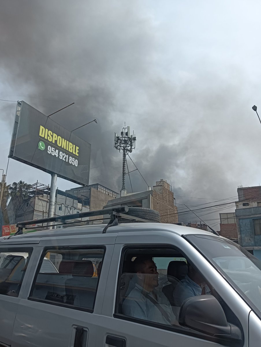 SumacMedina's tweet photo. Incendio en Breña a una cuadra de Tingo María 
#incendio #Breña #Navidad https://t.co/ppK3Dx3Y9L