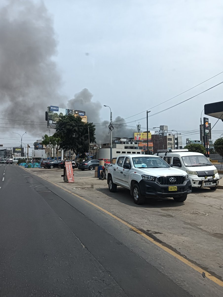 SumacMedina's tweet photo. Incendio en Breña a una cuadra de Tingo María 
#incendio #Breña #Navidad https://t.co/ppK3Dx3Y9L