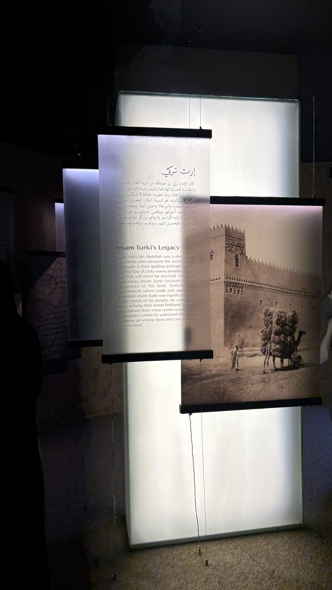#مجد_مباري عنوان معرض الإمام تركي بن عبدالله المقام من قبل #هيئة_تطوير_بوابة_الدرعية يُحكى فيه تفاصيل رحلة الإمام في استعادة أرضه وحكم أجداده، #مجد_مباري قصة كتبها الإمام تركي قبل أكثر من  ٢٠٠ عام