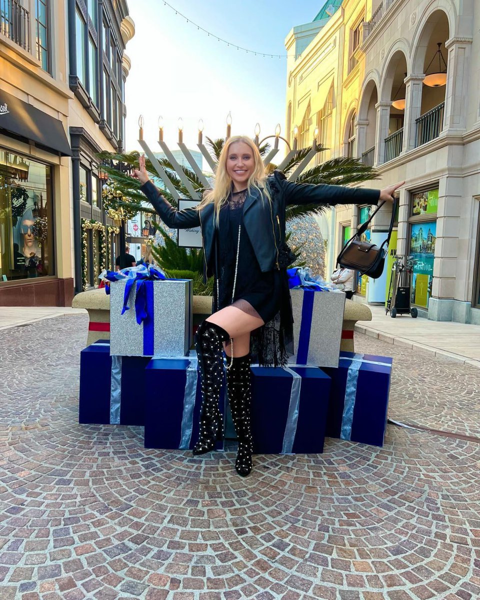 mrantoniopeters's tweet photo. A good day starts with a shopping trip, #MerryChristmas! https://t.co/se8VQ0zy7e