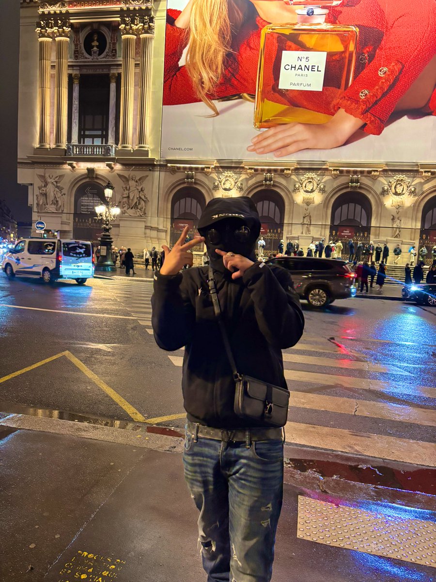 stl_vt's tweet photo. Just a demon in Paris 👿 try me😘 https://t.co/OrxTtCrHM5