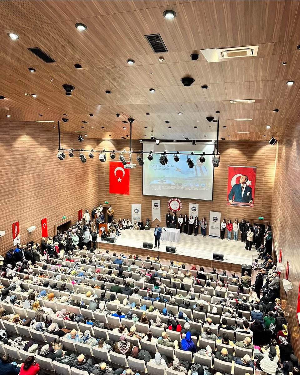 ercanmilik's tweet photo. Türk Edebiyatının ülkemizde ki değerlerinden Hayati İnanç hocamızın İlçemizde düzenlenen “Can Veren Pervanelerden Fay Hattında Umut Şiirleri” programını ilçe protokolümüz ve vatandaşlarımızın yoğun katılımı ile gerçekleştirdik. https://t.co/iPuradfPv5