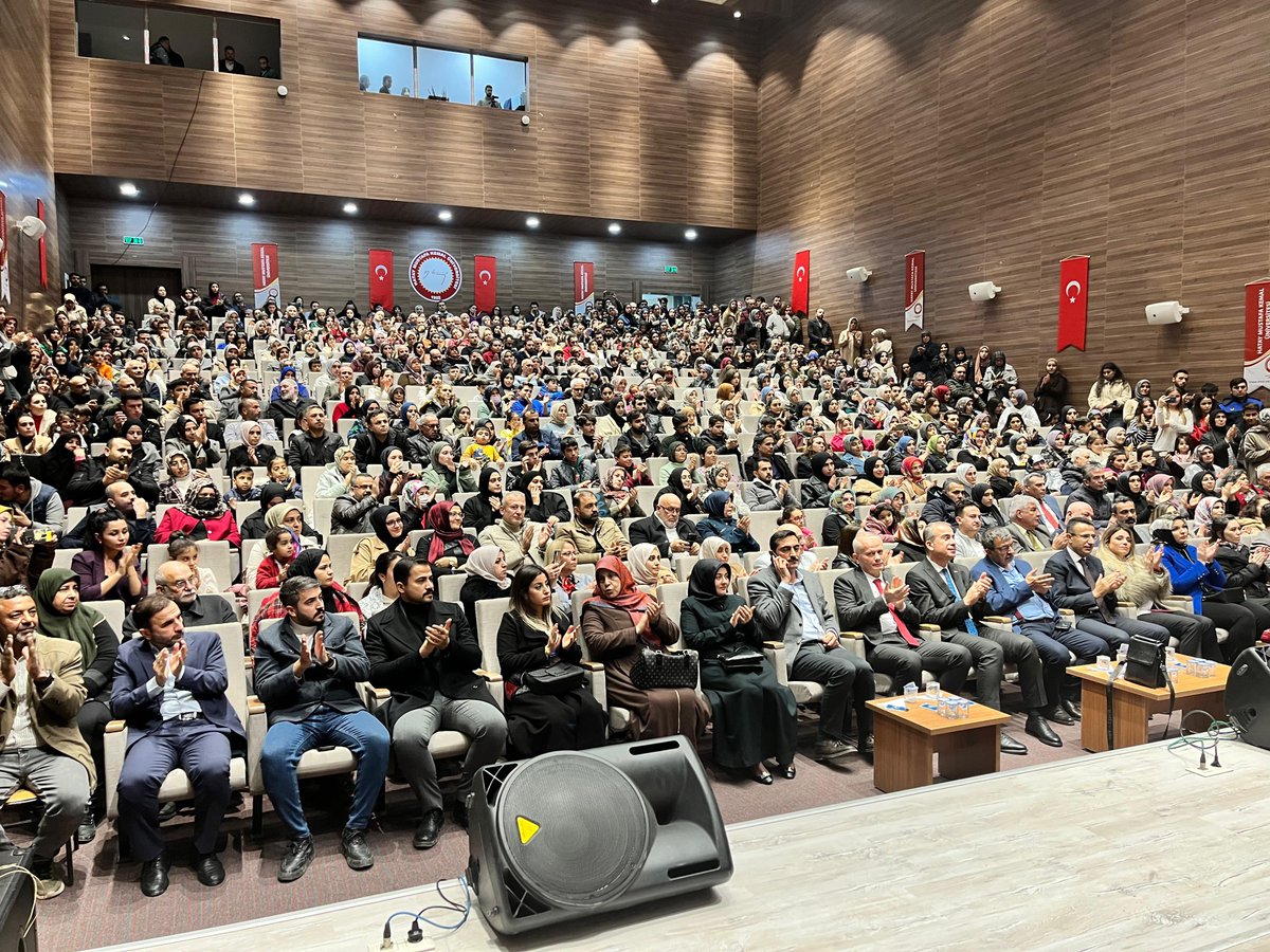 ercanmilik's tweet photo. Türk Edebiyatının ülkemizde ki değerlerinden Hayati İnanç hocamızın İlçemizde düzenlenen “Can Veren Pervanelerden Fay Hattında Umut Şiirleri” programını ilçe protokolümüz ve vatandaşlarımızın yoğun katılımı ile gerçekleştirdik. https://t.co/iPuradfPv5