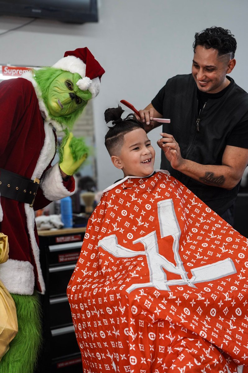 RSI x The Grinch visit So Fresh n So Clean Barbershop on Christmas Eve 🫡🌲🎁