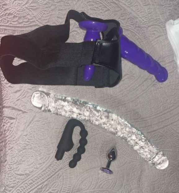 Alguna chica que quiera estrenar estos juguetes que me trajo Santa conmigo?? 😈😈

-Vale