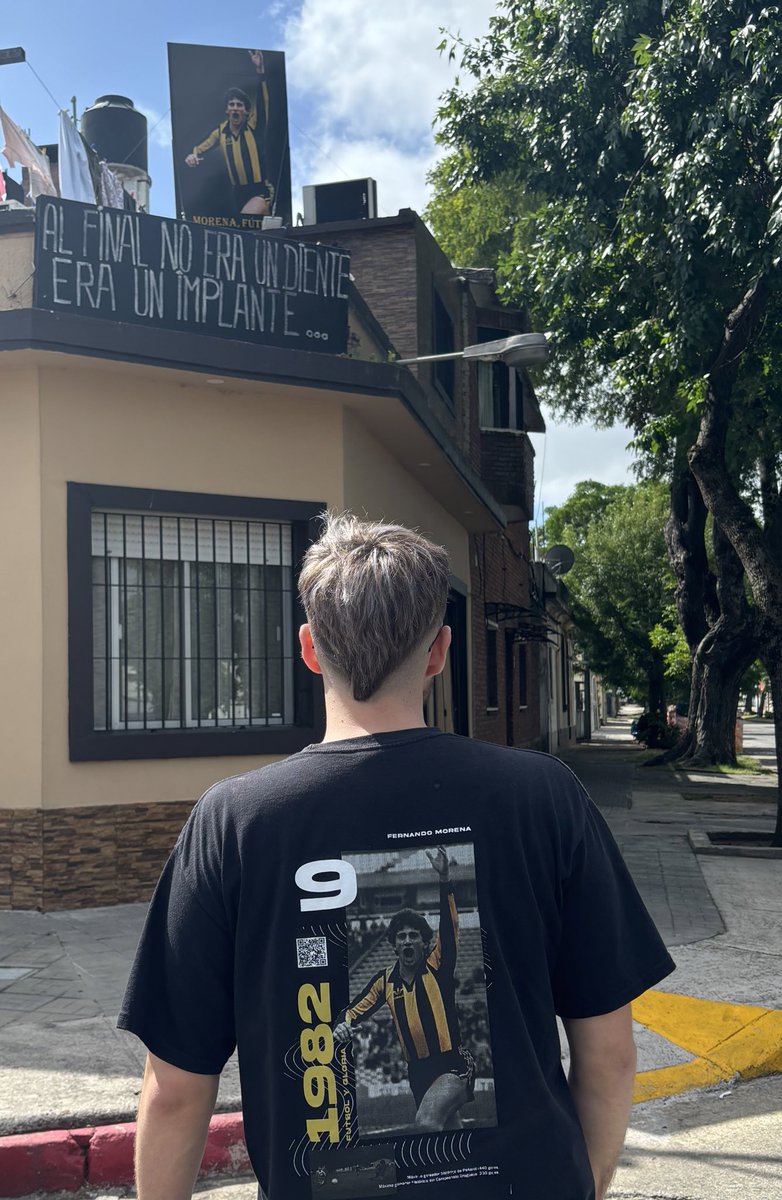 Cosas que pasan en el país de Peñarol, salir a caminar con una camiseta de Morena y ver una gigantografia de Morena en el techo de una casa random.