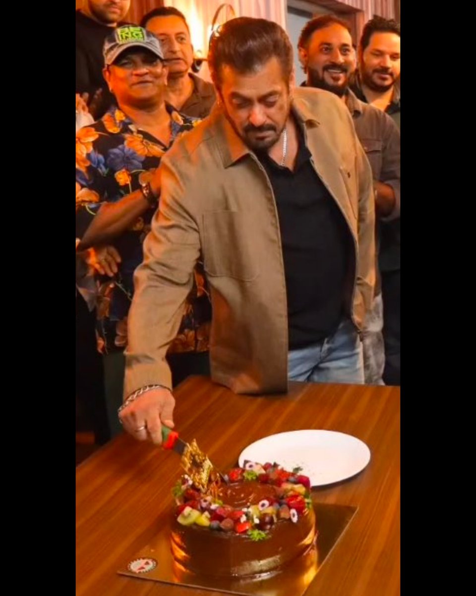 Latest Pic of Megastar #SalmanKhan cutting his Birthday Cake at his sister Arpita Sharma's home, love you Bhai <a href="/BeingSalmanKhan/">Salman Khan</a>, uparwala salamat rakhe aapko bus yhi Dua hai 🫶 #HappyBirthdaySalmanKhan
