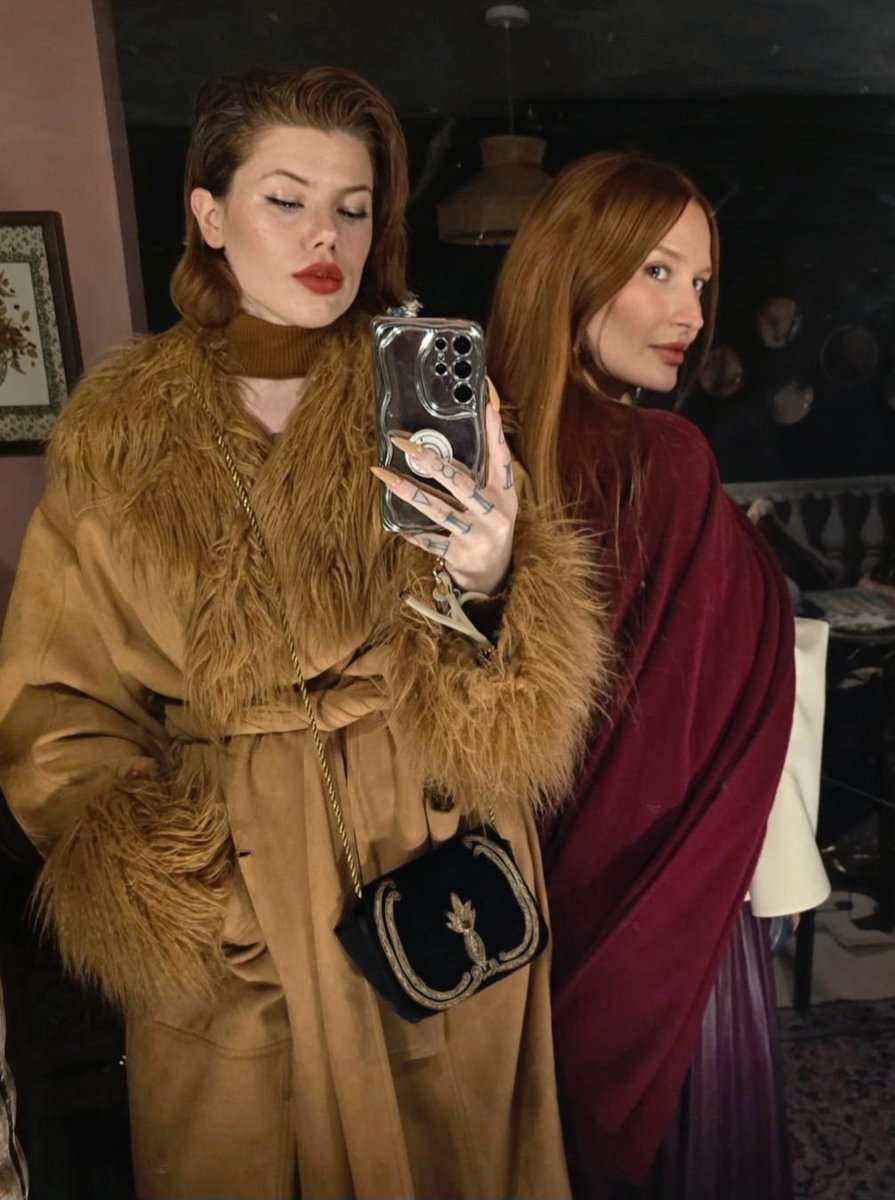 Perhaps I'm a little biased, but my best friend and I are incredibly beautiful together 
❤️