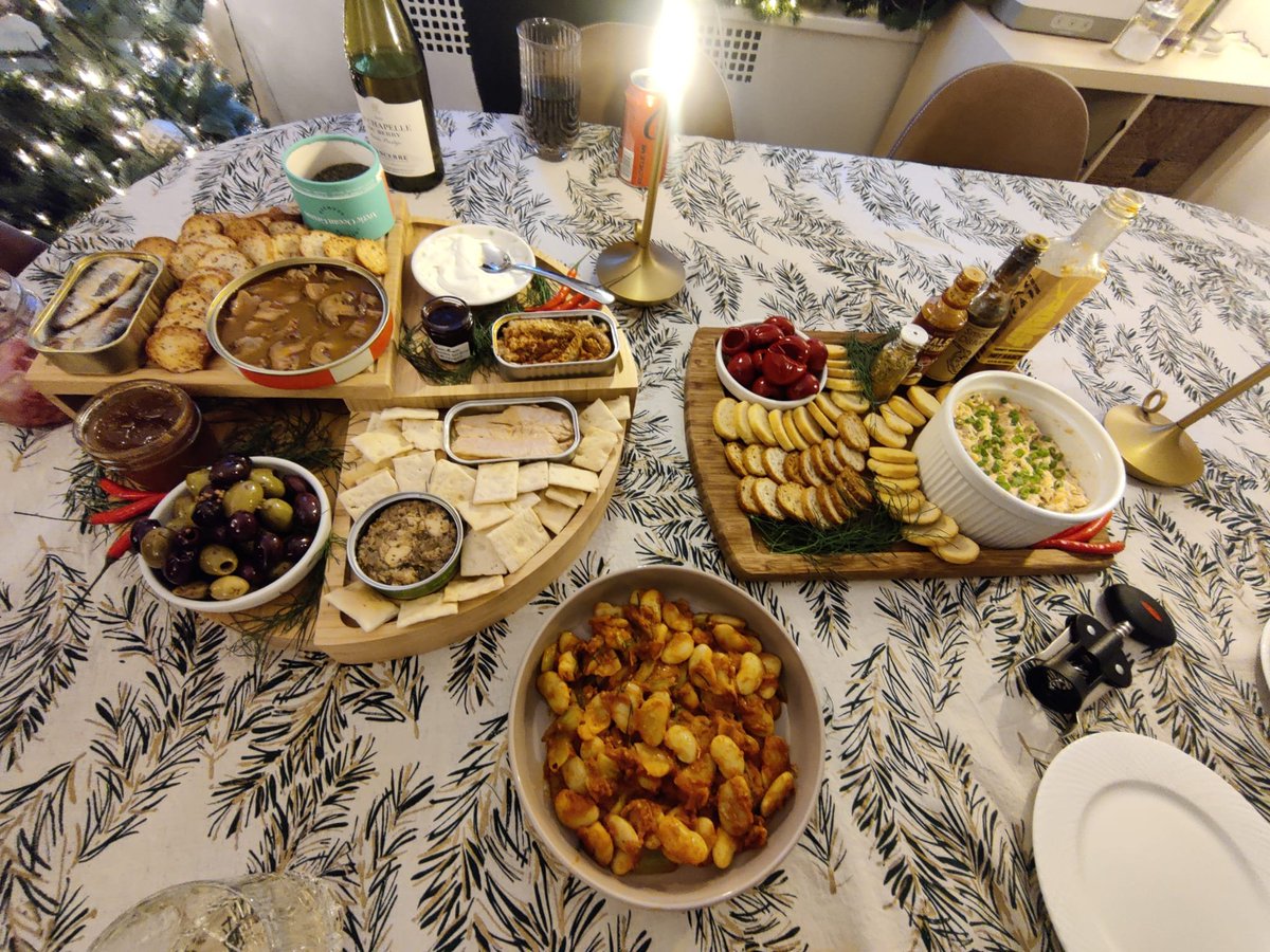 NomadicScience's tweet image. This is your sign to buy a bunch of fish from rainbowtomatogarden and do a sea-cuterie board