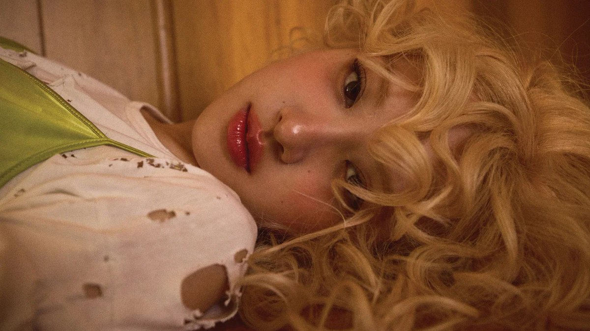charts_rose's tweet photo. “rosie” 1 billion streams on Spotify (achievements):

#1. First female K-pop soloist full length album in history 
#1. Fastest female K-pop act album in history 
#1. Fastest 2024 K-pop act album
#1. First 2024 female K-pop act album
#2. Fastest studio album by K-pop act in history 
#5. Fastest debut album in history