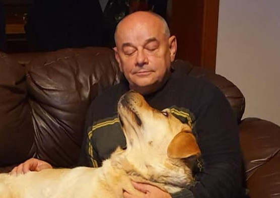 amazgula's tweet photo. Nasze człowieczeństwo wyraża się szacunkiem do zwierząt i środowiska.
Nie strzelajcie, nie krzywdźcie, nie zabijajcie i nie hałasujcie bez sensu. Skończcie, więc rodacy z tą pogardą do innych, wyrażającą się w pierwotnym instynkcie dominacji.

Mój pies przez całą dobę nie chciał wyjść spod stołu, a na każdy kolejny wystrzał fajerwerków i petard reagował pomrukiem bólu. Nie jadł, nie załatwiał swoich potrzeb fizjologicznych, cierpiał.
Robiłem wszystko, ale pewnie uspokajająca tabletka była za słaba, a ryczący telewizor jeszcze za mało głośny. Zamknięte okna i żaluzje - też nie pomogły. Wyławiał w swojej psiej zdolności każdy wystrzał i drżał.
Koty znosiły to lepiej. Pochowały się w swoje zakamarki i cierpliwie czekały na chwile przerwy w hałasie wystrzałowym, aby się posilić i zrobić wszystko, co trzeba. Potem znowu chowały się w swoje miejsce odosobnienia. Tak było każdego roku.

Zwierzętom domowym jeszcze ktoś pomaga, ale co mają zrobić dziko żyjące sarny, zające i dziki? Gdzie mają się schować ptaki, na które spadają połyskujące ognie i to nie przez chwilę, ale przez wiele dni ludzkiego świętowania?
Wokół mojego domu to strzelanie ciągnie się od wigilii do nowego roku.

Dla ludzi, którzy, kierowani chęcią zaistnienia, dania upustu swojej radości ze szczególnego dnia, to tylko zabawa. Dla zwierząt - to katusze, gehenna i często zabójcze doświadczenie.

Dlaczego, więc apele o szacunek dla zwierząt i powstrzymanie się od strzelania dla przyjemności trafia na brak odzewu? Inne narody regulują tę sprawę zezwoleniem na krótkie sylwestrowe uniesienia, a potem obowiązuje zakaz strzelania.

Jednak Polak musi!

Dlaczego przykład Rafała Trzaskowskiego i kilku innych prezydentów miast zakazujących strzelania nie trafia na podatny grunt?
Przykro nawet o to pytać, ale czy my nie jesteśmy na tyle mądrzy i dojrzali, aby wyrazić szacunek dla innych. Urwane ręce, podpalone domostwa, przepłoszone zwierzęta, a my dalej strzelamy…

A kto nam zabroni?
Szybki postęp cywilizacyjny nas zaskakuje. Jeszcze nie tak dawno niczego nam nie było wolno. Nie było środków pirotechnicznych, a petardy można było rzucać tylko, będąc w wojsku na poligonowych ćwiczeniach. Czy teraz musimy to sobie odbić?

Przede wszystkim jednak musimy dojrzeć.
To jest ten sam pęd, co każe nam popierać posiadanie broni, najlepszego samochodu, okazałego domu, chociaż wszystko można dopasować do potrzeb i możliwości, a nie do fałszywego wizerunku.
Rozpychamy się wśród narodów świata swoją dumą, kompleksami, starymi nawykami i fałszywym poczuciem narodu wybranego.
Chcemy, aby dumnym Polakom nikt niczego nie zabraniał. Była akceptacja władz i części narodu do wycinania drzew, a nawet puszczy. Władza walczyła z ekologami. Ta pycha i brak odpowiedzialności powoduje, że oddychamy zatrutym powietrzem. Likwidujemy w zastraszającym tempie lasy, nieużytki, chcemy zabudować wszystko, ogrodzić, bo moje, nie pozostawiając zwierzętom miejsca do życia. Tylko, jak to się ma do szacunku dla naszego środowiska, dla innych mieszkańców naszej planety.

Czy musimy skazywać na horror naszą przyrodę, której jesteśmy częścią, naszych przyjaciół, życiowych towarzyszy, bo…, bo co?

Mam takie ciekawe spostrzeżenie. Prawie wszyscy moi znajomi na fb. są posiadaczami zwierząt. Czy to przypadek, że nikt nie chwali się wystrzeliwaniem fajerwerków?
Czy to jakieś wybrane grono, czy tylko, po prostu, ludzi myślących i umiejących żyć społecznie?

Dziękuję!

Człowiek odpowiedzialny nie rozpycha się łokciami, ale okazuje szacunek dla środowiska, w którym żyje. Rozumie, że nie jest panem świata, a tylko częścią przyrody, która nas otacza.
Wolność człowieka kończy się w momencie, kiedy korzystamy z niej kosztem innych, nawet jeśli chodzi o zwierzęta. Nawet wtedy, bo one nie są w stanie bronić się przed dominacją pazernego człowieka.

Nasze człowieczeństwo wyraża się szacunkiem do zwierząt i środowiska.
Skończcie, więc rodacy z tą pogardą do innych, wyrażającą się w pierwotnym instynkcie dominacji.
Zamiast straszyć, strzelać, lepiej przytul swojego pupila i pogłaskaj, pożycz mu szczęścia w Nowym Roku, dalej będzie ci ufał i wiernie służył, pomrukując przyjaźnie i merdając ogonkiem.