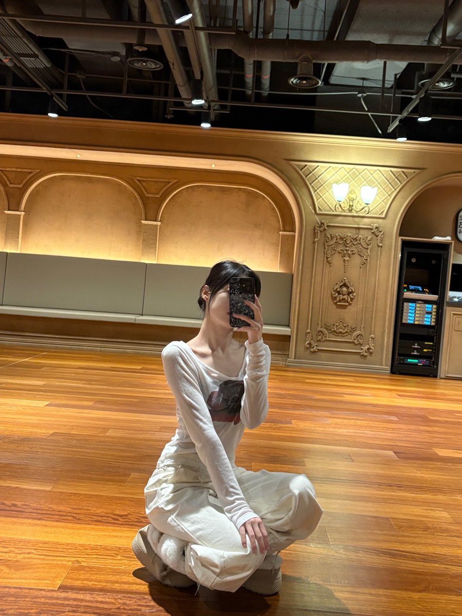 leesuiz's tweet photo. I’ve got plenty of pictures as a gift because I know Santa already gave you more than I could, right? One, two, three, and four—snaps from the practice room that might help ease how chilly the season feels. Oh, and I’ve got one more present for you. Please keep your volume up! https://t.co/04QpkNZsxl