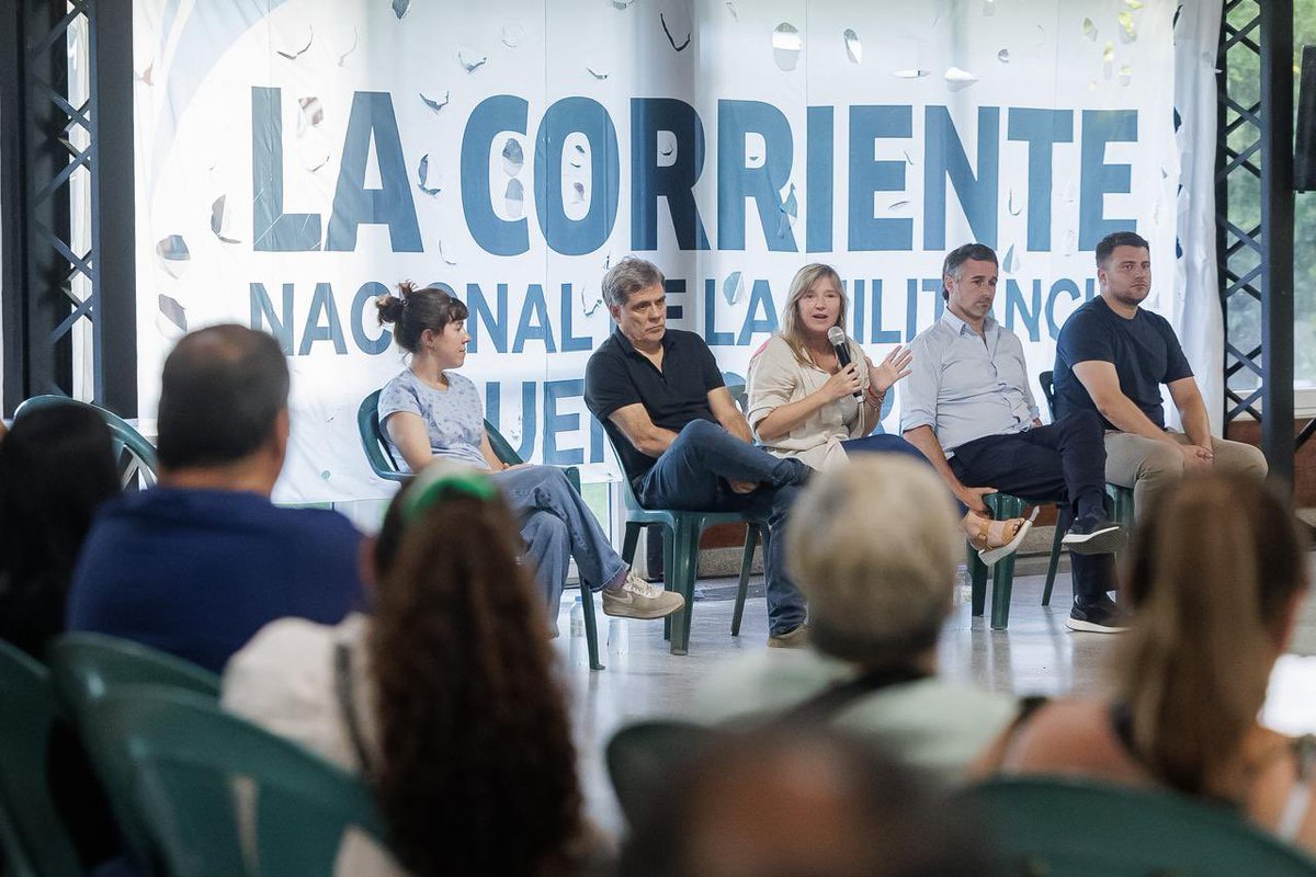 CrisAlvarezRod's tweet photo. Gran tarde en #Pilar junto a compañeros y compañeras de @LaCorrienteBA, al intendente @FedericoAchaval, @ivangiordano y @GabitoTozoroni ✌️

En la Provincia con @Kicillofok estamos construyendo una alternativa que demuestre que se puede gobernar con las banderas históricas del peronismo, parados desde este presente y mirando al futuro 💙