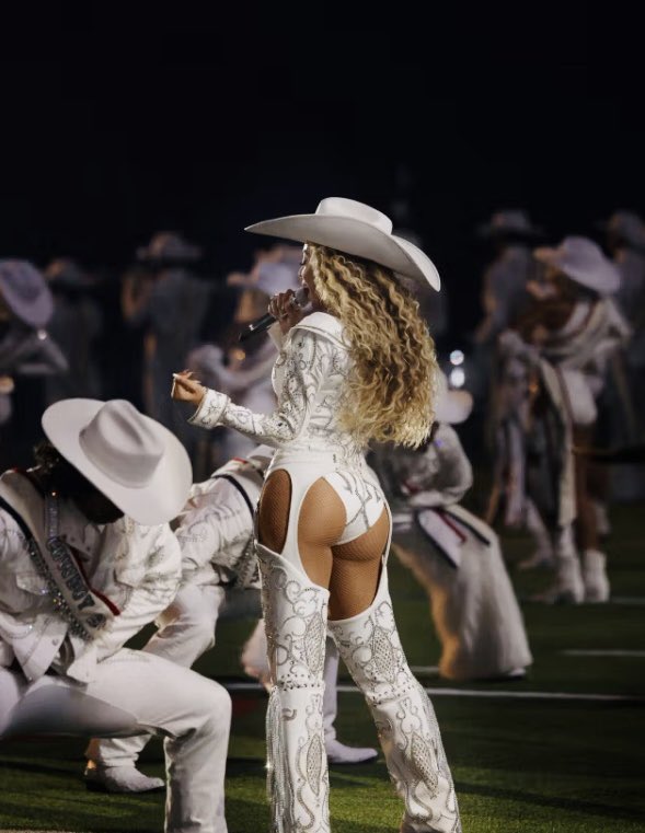 TheRealAyisha's tweet photo. @beyoncebrasil Of course he gonna say “ yes ma’am”… 

Watch your step buddy! Getting too sassy 😚 

🏷️ #Beyonce #PostMalone #BeyonceHalftimeShow https://t.co/I2faRZoneF