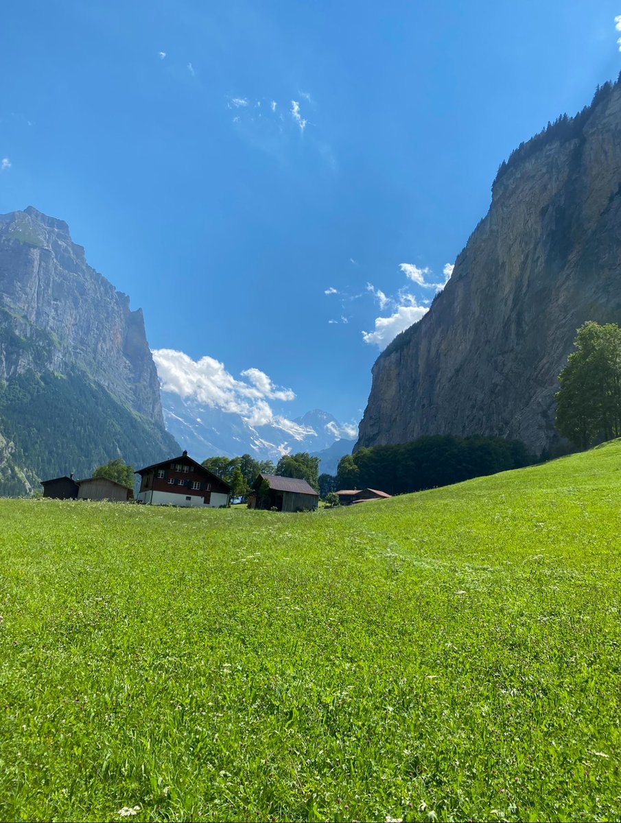 ackeryas's tweet photo. Imaginez-vous vivre dans l’une de ces maisons en pleine campagne suisse https://t.co/SASdnAucxH