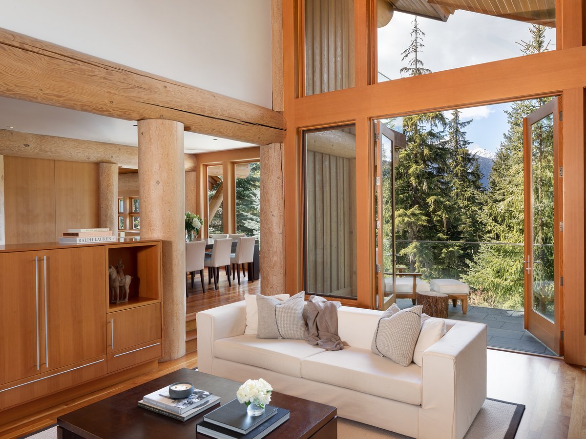 LuxuryPortfolio's tweet image. Nestled in Benchlands, this mountain retreat offers #SkiInAccess, a #ChefsKitchen, vaulted ceilings, and year-round entertaining spaces. View the full listing: bit.ly/3P6CL6c #LuxuryPortfolio #LuxuryRealEstate #DreamHome #LuxuryLiving