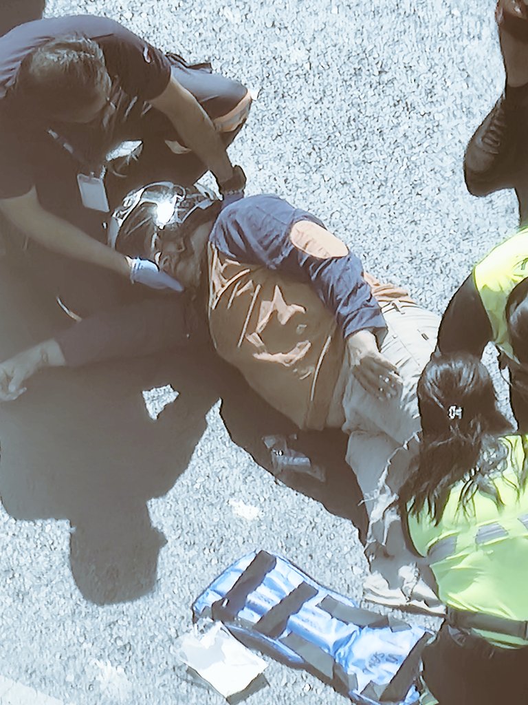 Sonyeke's tweet photo. Accidente en #avangamos entre un colectivo y una #moto repartidor (el sr grita y reclama de dolor) #Antofagasta https://t.co/HVyse7c1vW