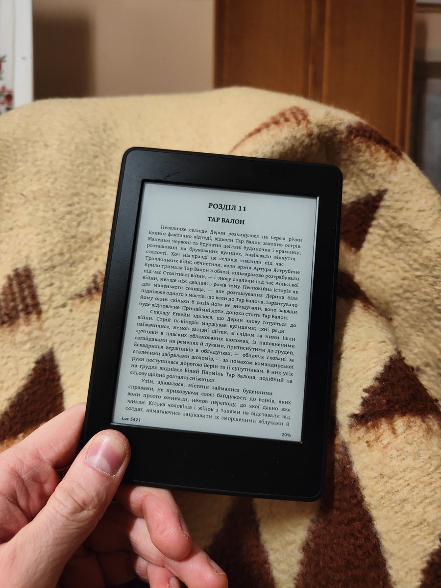 Давно хотів спробувати електронні читалки і нарешті купив собі кіндл на olx за 600 грн
Так, в нього є царапини на екрані і так, це модель 10-річної давності, але 600 грн