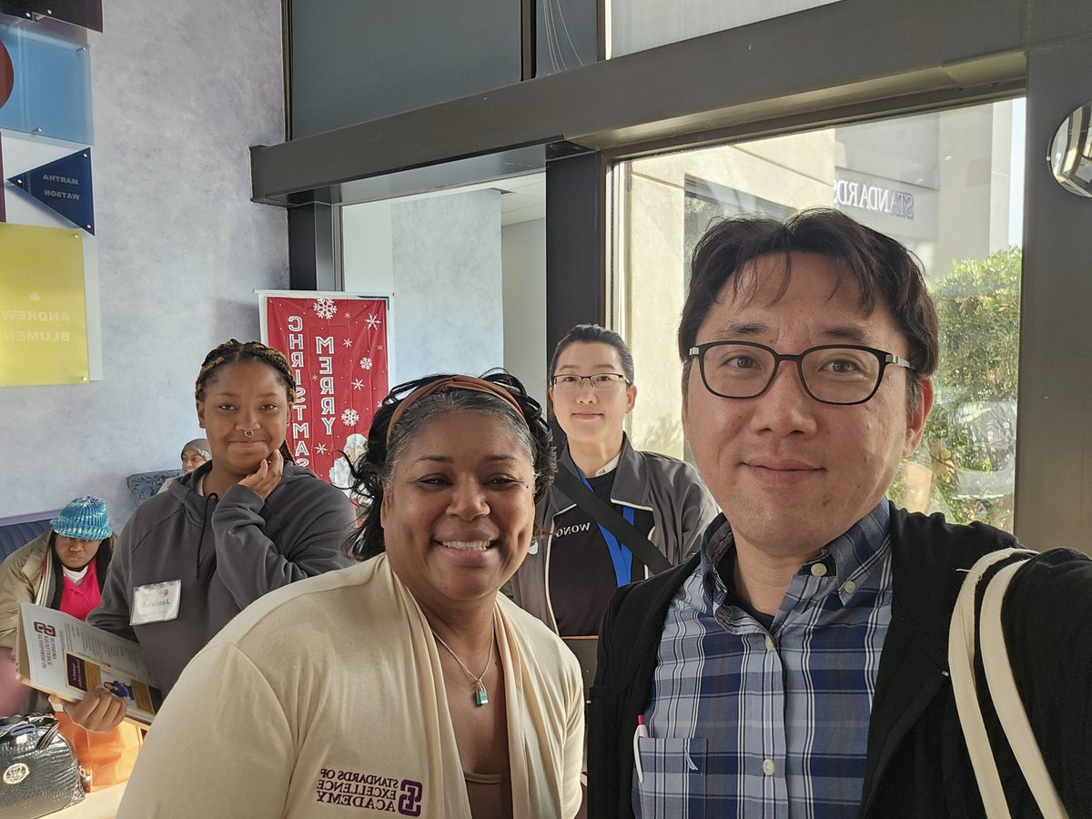 WonguUniversity's tweet photo. Thank you for having us speak at the Standard of Excellence Academy. We want to express our appreciation towards Ms. Debora Granger for having us and her students for taking the time to listen.#graduation #Excellent https://t.co/JXW9HGOogE
