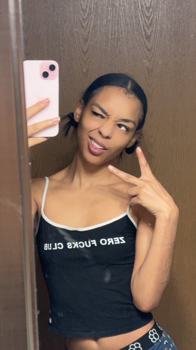 jusstyanaa's tweet photo. @Richhbarbie_ #2phones #upgraded https://t.co/Dy79oUdLWY
