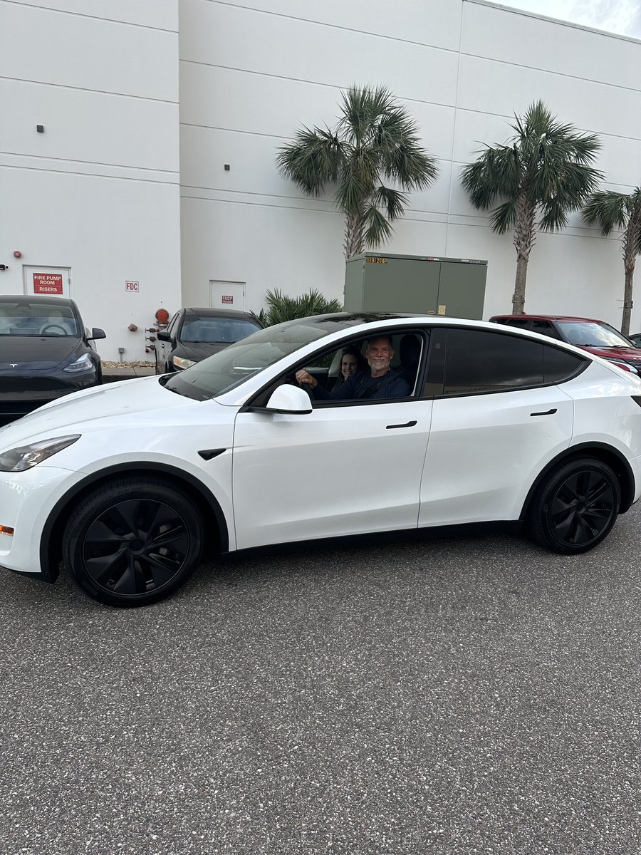 My dad bought a Tesla model Y! 

Thanks for using my referral code pops😂