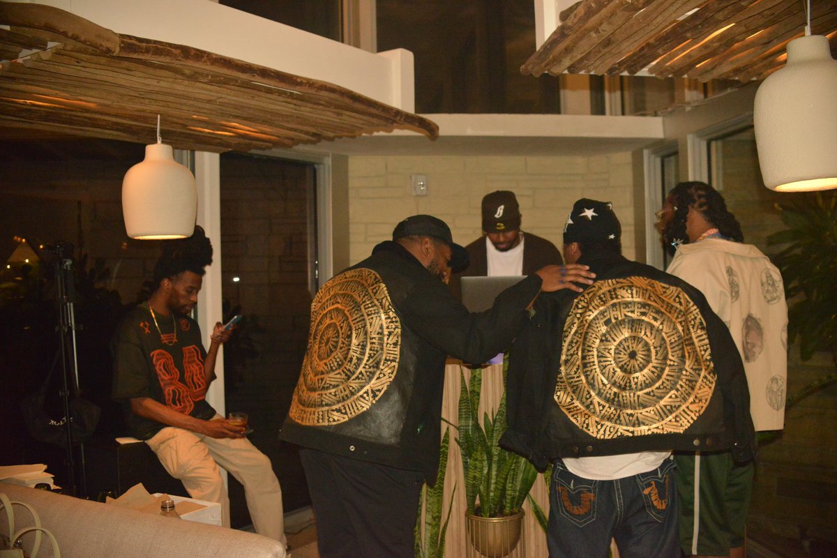 Tonybravado1's tweet image. Been busy af forgot to post these enjoy! 

Our Unreleased private party @RollingLoud weekend hosted by @DRAMsaid @guapdad4000 @nftclt @realartgods