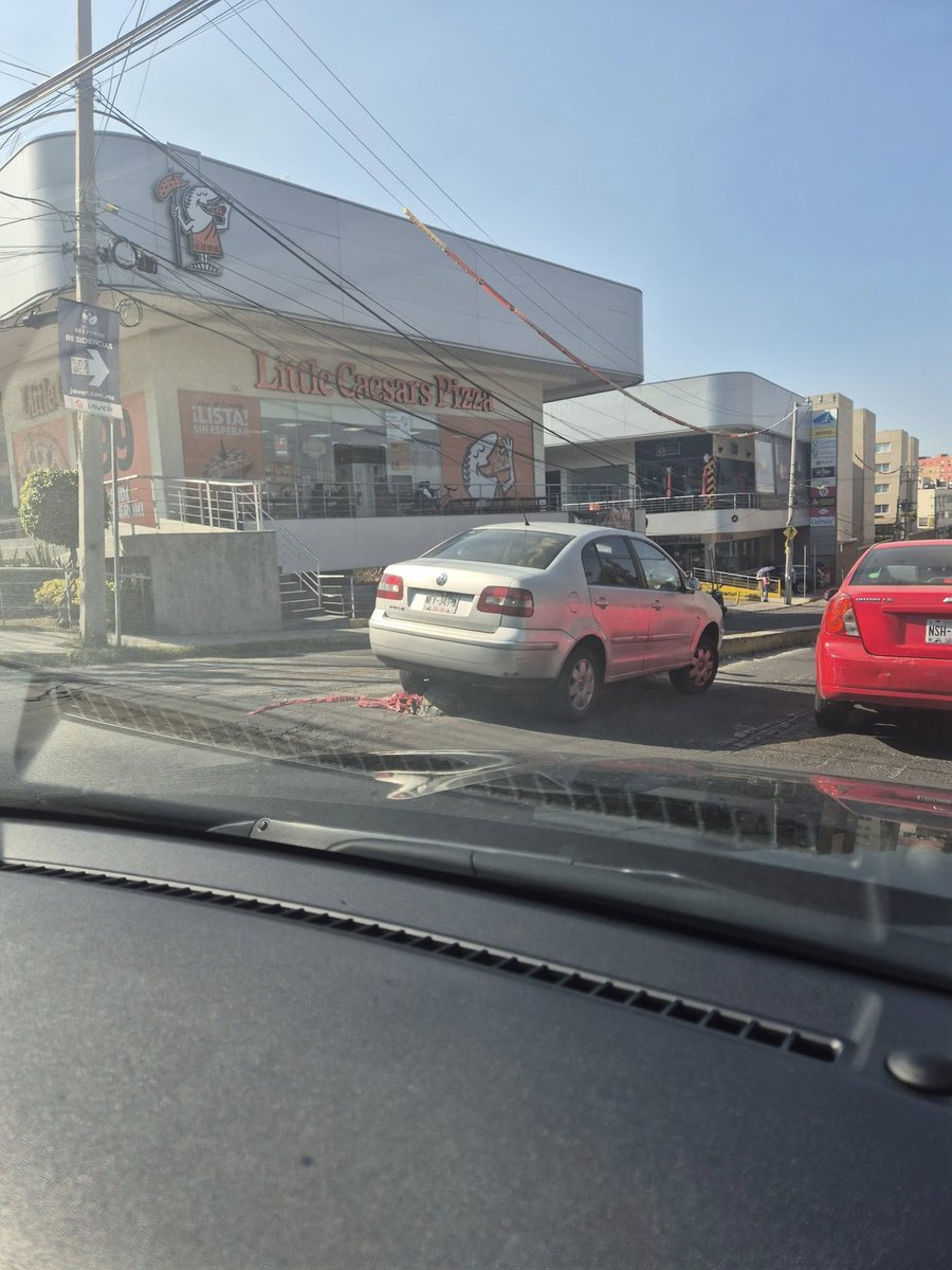 pizcalli's tweet photo. #ReporteVial Una unidad particular se quedó atorada en la calle Prolongación Hacienda Xalpa, detrás del centro comercial Galerías Perinorte en Cuautitlán #Izcalli. https://t.co/S0JZ8n2HG4