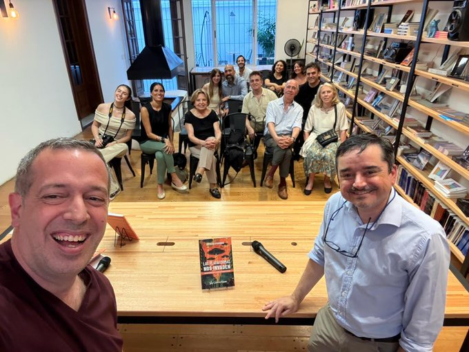 ConverComInfo's tweet photo. 📚 En libros, editamos dos nuevos títulos, sobre plataformas (de @patoguru) y sobre comunicación en discapacidad (de @GusFulco), que se suman a los trabajos sobre convergencia y regulación de las comunicaciones (de @rhiglesias)
https://t.co/hCS96sSomD https://t.co/IDgP8B7V7n
