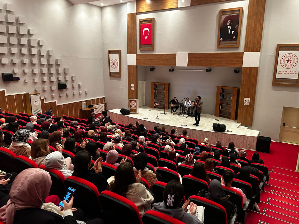 SamsunKYGM's tweet photo. Münevver Ayaşlı Yurdumuzda, Hz. Mevlana'yı Anlama ve Anma Programı konuk Şair Kasım Alper Özdemir'in katılımı ile gerçekleştirildi. Gecede üflenen ney eşliğinde Şair Kasım Alper Özdemir'le öğrencilerimiz, şiirler okudu.
#GSBYurtları https://t.co/OyPA2ByJby