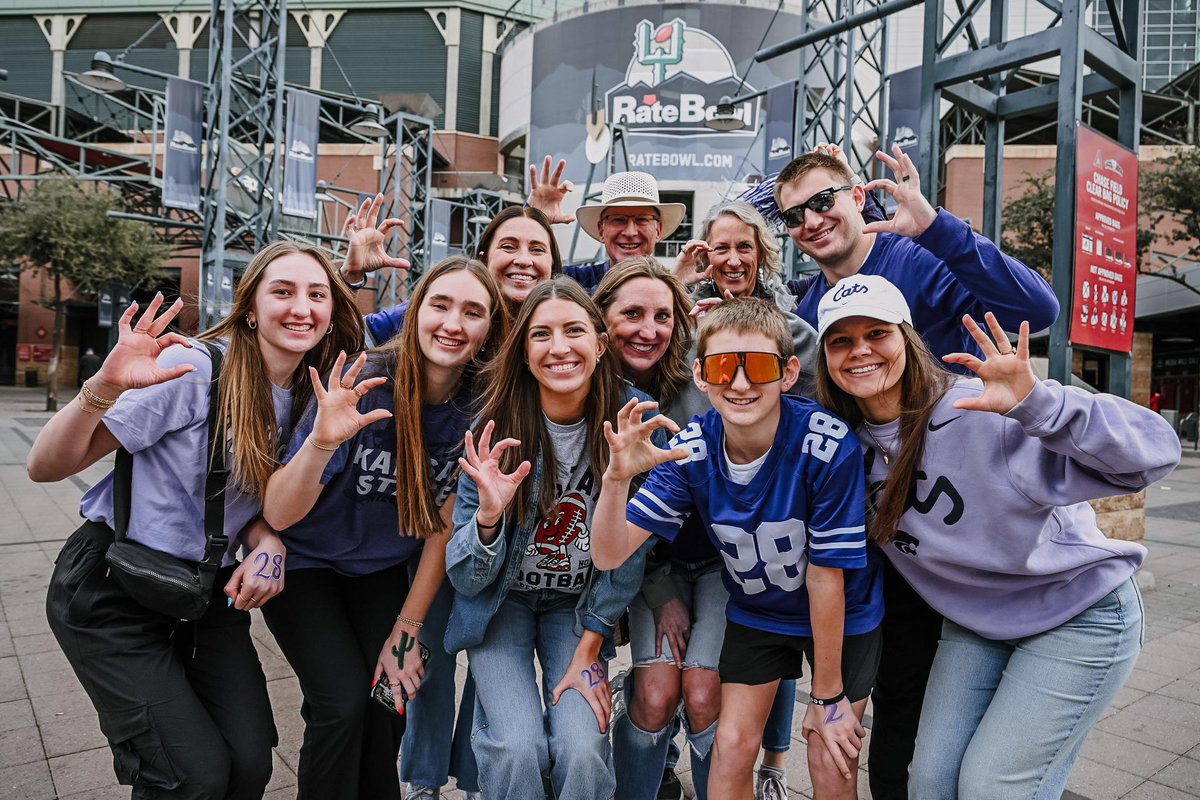 thecactusbowl's tweet photo. 𝐅𝐑𝐄𝐄! 𝐅𝐑𝐄𝐄! 𝐅𝐑𝐄𝐄! 🎉 Don’t miss the official #RateBowl Pre-Game Party, taking place until 3 pm, just outside @ChaseField in @downtownphoenix! https://t.co/5aas0060oK
