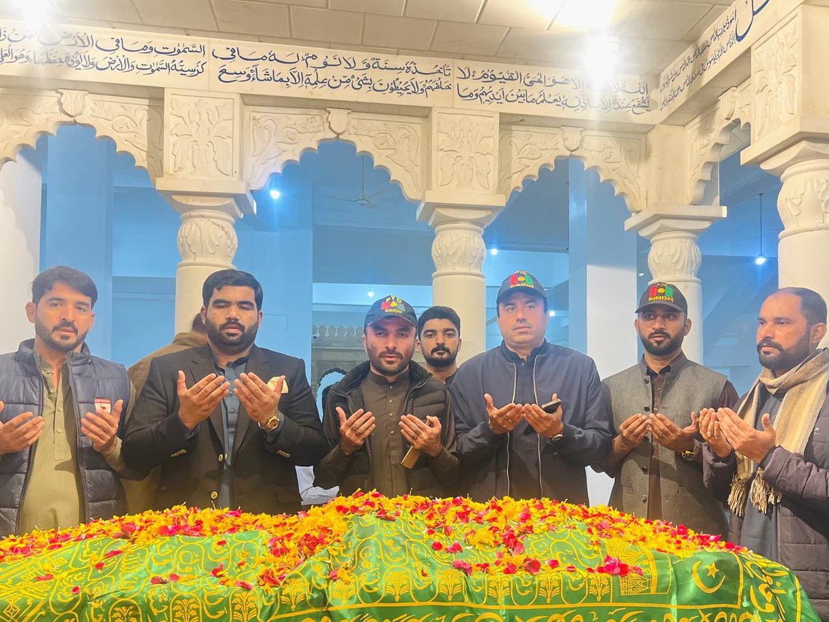 kalhoro_sahib's tweet image. صوبائی صدر پیپلز یوتھ سندھ جاوید نایاب لغاری نے گڑھی خدابخش میں شھید محترمہ بینظیر بھٹو کی برسی کے موقع پر مزار پر پر حاضری دی  اور دیگر شھدا جمھوریت  پر فاتحہ کی ۔ 
اس موقع پر  آفتاب جکھرانی ، مھران ناریجو ، رئوف برڑو اور دیگر ان کے ساتھ تھے۔۔
@JavedNLaghari
#SalaamBenazir