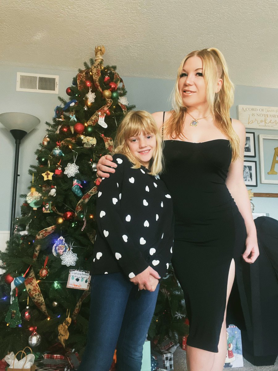 We wish you a Merry Christmas 🎄🎁😘💖🥳🎶🎻🍷 This year has been so crazy - been through so many changes lately but am always thankful for my beautiful, wonderful family 🥹🙏 This time of year always reminds me what’s truly important - hope you all had a wonderful Christmas Day
