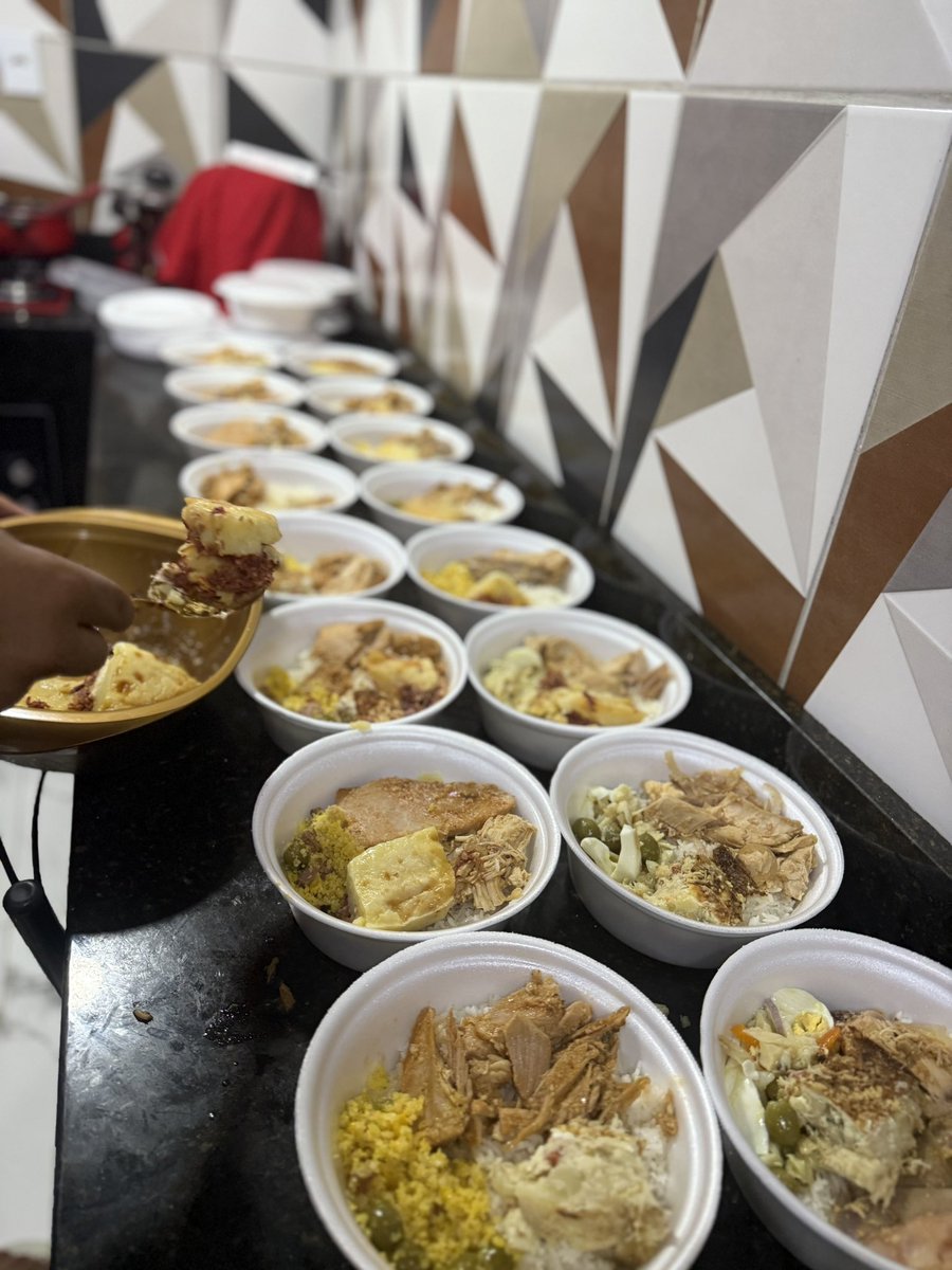 Sobrou tanta coisa da minha ceia, q nn tive coragem de jogar nada fora, comprei umas quentinhas, coloquei tudo q sobrou da minha ceia e tô indo distribuir para moradores d rua.. Seria um pecado jogar o tanto d comida q sobrou fora, tem mta gente com fome na rua 😮‍💨