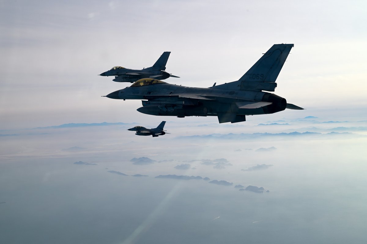 usairforce's tweet image. USAF &amp;amp; ROKAF KF-16 Fighting Falcons operated together during Buddy Squadron 25-3, a combined training exercise exchanging tactics, techniques &amp;amp; procedures between the two nations. 🇺🇸 🇰🇷 

@PACAF | @KunsanAirBase