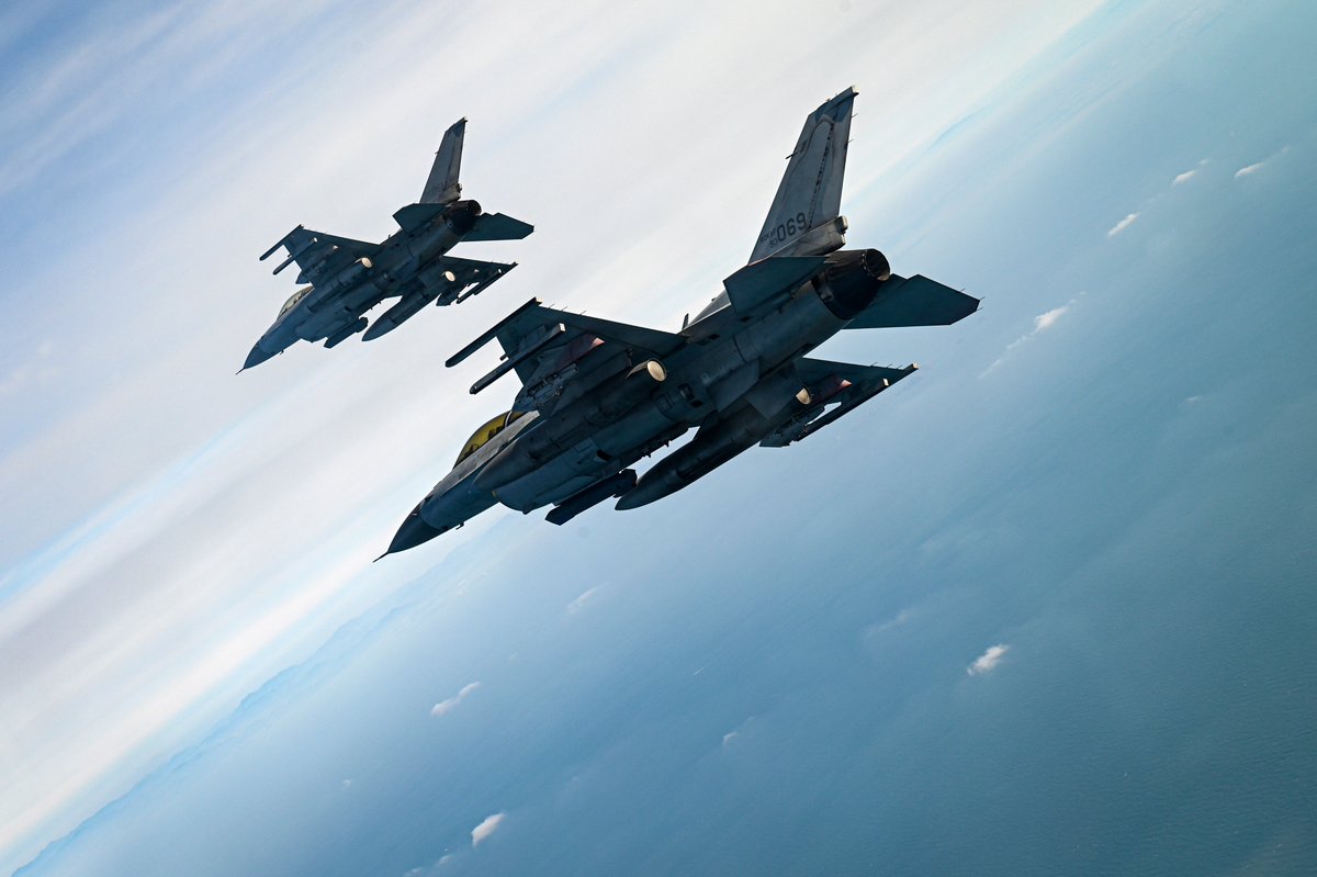 usairforce's tweet image. USAF &amp;amp; ROKAF KF-16 Fighting Falcons operated together during Buddy Squadron 25-3, a combined training exercise exchanging tactics, techniques &amp;amp; procedures between the two nations. 🇺🇸 🇰🇷 

@PACAF | @KunsanAirBase