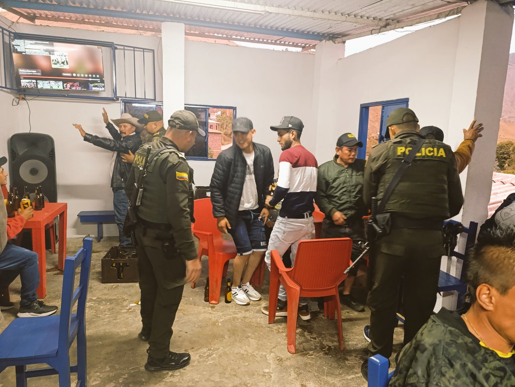 PoliciaNteSder's tweet image. Nuestros hombres y mujeres de @PoliciaNteSder en #Silos👮‍♀️ están en acción! 🚔

Realizamos planes de prevención y control 🚔 enfocados en la disminución de delitos que puedan afectar las fiestas decembrinas. 
#FamiliasFelices
#NorteDeSantanderContraElCrimen