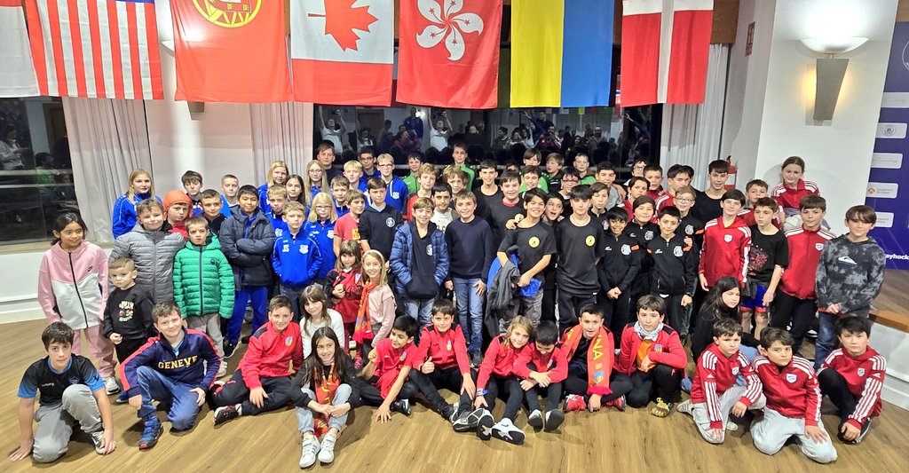 La Sunway Sitges International Hockey Cup 2024 ja està en marxa!  Acabem de fer el sorteig de grups i demà es presentaran els equips a les 9:30 h. al Pavelló de Pins Vens. Comencen 4 dies plens d'hoquei patins infantil, amb competició però també amb molta germanor i diversió!