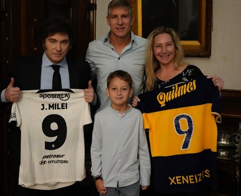 236 goles en la Primera de Boca Juniors. Campeón de todo. Le metió 2 goles a Real Madrid, para darnos el título más importante de nuestra historia.

Si es por mi, que milite por el que tenga ganas. Lo que hizo por Boca, no se olvida en la vida.