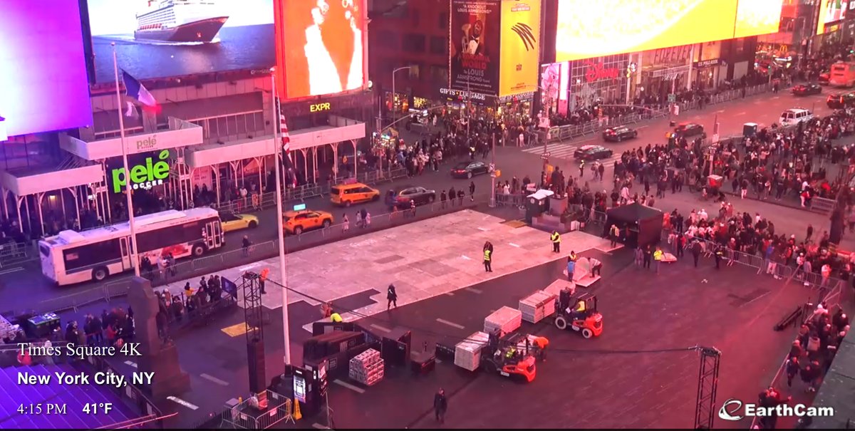 For those who want to check out New York outside of the Rapid and Blitz streams, here is our favorite livestream from the Times Sq. We know that after the games, some players will take the N and R train to see the midtown, so we can possibly spot them here as well.