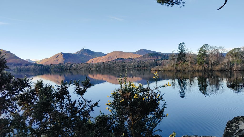 HarryNavinski's tweet photo. Beautiful Derwent Water from Friar's Cragg, Keswick, in the Lake District National Park. Can't think of a better place to live.
Happy Christmas everyone. https://t.co/QJYEQc2ILV