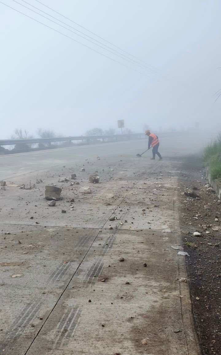 MIT_Ecuador's tweet photo. #Loja | Las asociaciones de conservación vial atienden con inmediatez varias emergencias que se presentan en la red vial de la provincia.

⛏️ 13 microempresas trabajan activamente.
👷🏼‍♂️ 116 personas trabajan en las carreteras 
🛣️ Intervenimos las vías: E35, E50, E35A, E25 y E69.
✅ Vías habilitadas.