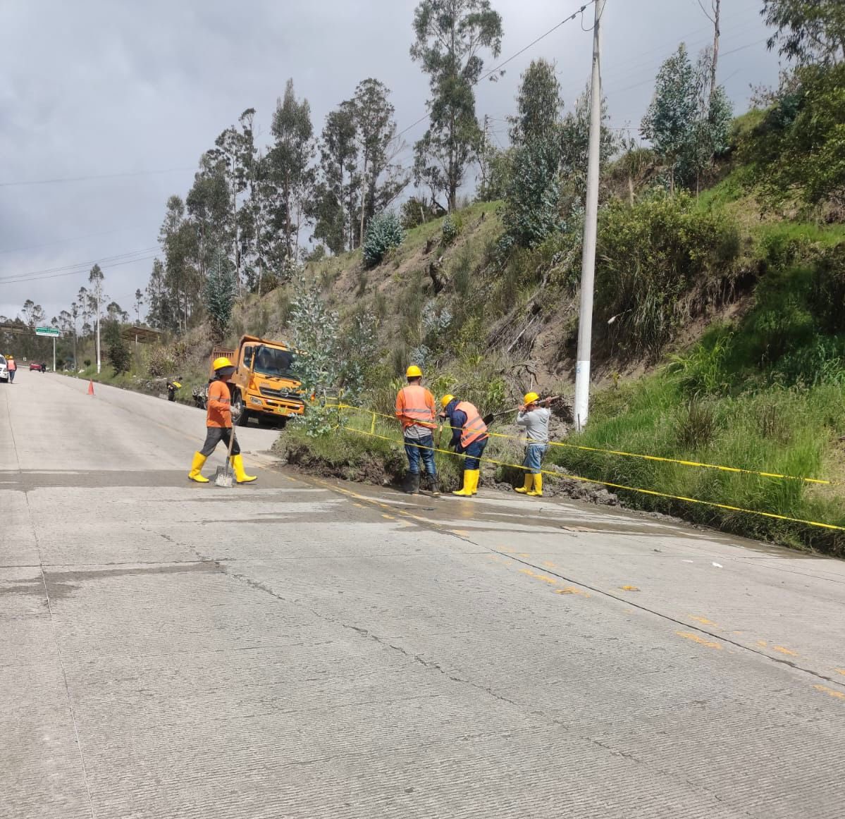 MIT_Ecuador's tweet photo. #Loja | Las asociaciones de conservación vial atienden con inmediatez varias emergencias que se presentan en la red vial de la provincia.

⛏️ 13 microempresas trabajan activamente.
👷🏼‍♂️ 116 personas trabajan en las carreteras 
🛣️ Intervenimos las vías: E35, E50, E35A, E25 y E69.
✅ Vías habilitadas.