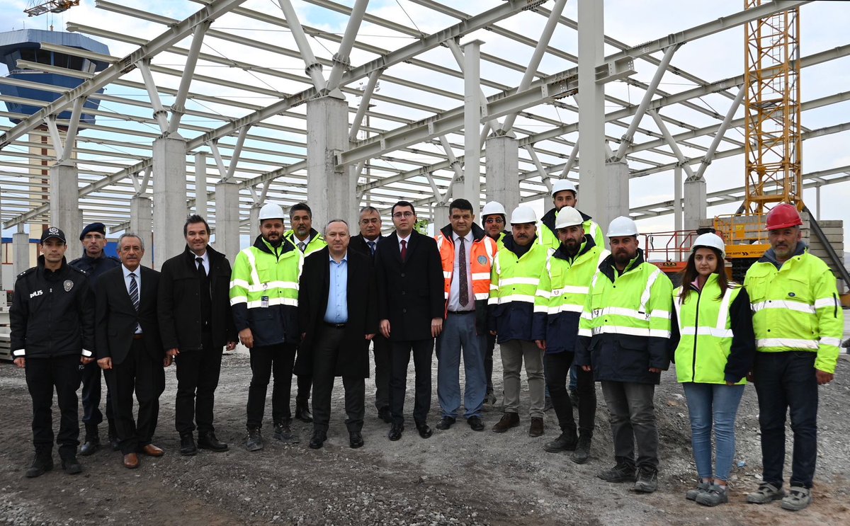 Nevşehir Valimiz sayın Ali FİDAN , Kapadokya Havalimanımızı ziyaret ederek,yapımı devam eden Havalimanı yeni terminal binası inşaatını yerinde inceleyerek, çalışmalar hakkında bilgi almıştır.Ziyaretlerinden dolayı teşekkür ederiz.🇹🇷❤️✈️                
#dhmi #kapadokyahavalimanı
