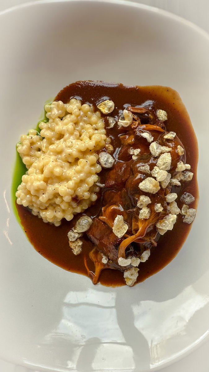 Lo de Tragatá es una bendición. Un apunte de hoy.

El fricandó, atómico. 

Suerte tenemos de tener esta locura de casa de comidas en Málaga, con un equipazo excepcional, Marco Trujillo y Andrea Martín en sala, y un pedazo de cocinero como Dani Moreno al mando de los fogones.