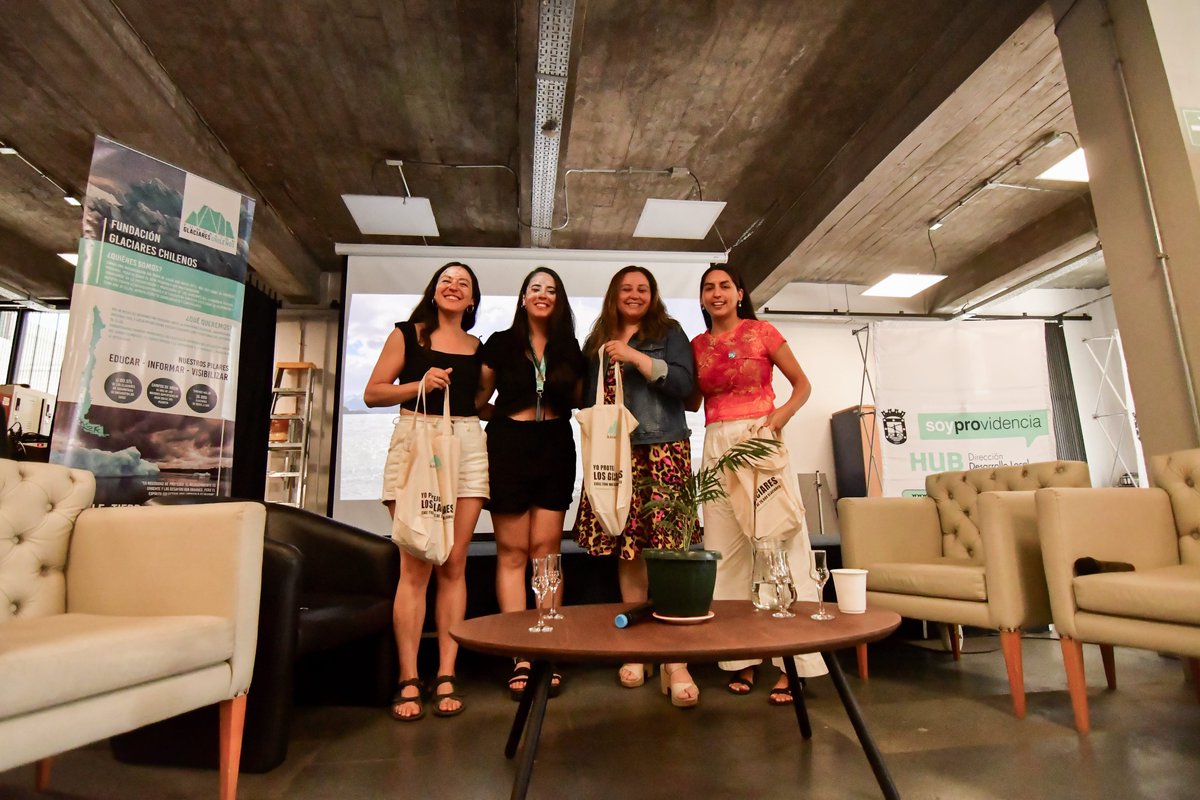 Panel “Mujeres y glaciares: Perspectivas y Desafíos”, junto a Daniela Carrión glacióloga y presidenta de la <a href="/sochicri/">SOCHICRI</a>, Francisca Aguilera fundadora de Apacheta Geoturismo, Helena Valenzuela-Astudillo fundadora de Criosféricas y <a href="/tiaglaciar/">Constanza Espinosa</a> cofundadora de <a href="/glaciares_ong/">Fundación Glaciares Chilenos</a> ❄️💜