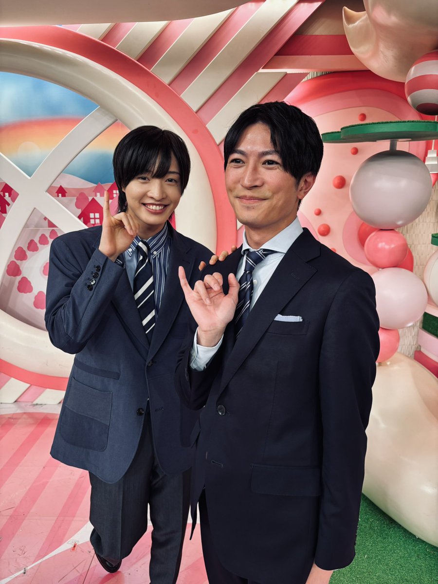 ryoito04ntvkon's tweet image. おはよん終了後に、IMP.の新くんと写真を撮ってもらったんだけど...
私嬉しくて、照れちゃいまして、顔がスタジオと同じ色になりましたw

#IMPress.の企画それぞれが、様々な方の"ミチシルベ"になったと思います。
全て素敵な取材でした。

またOha!4に来てくださることを願ってます！
#IMP. #佐藤新