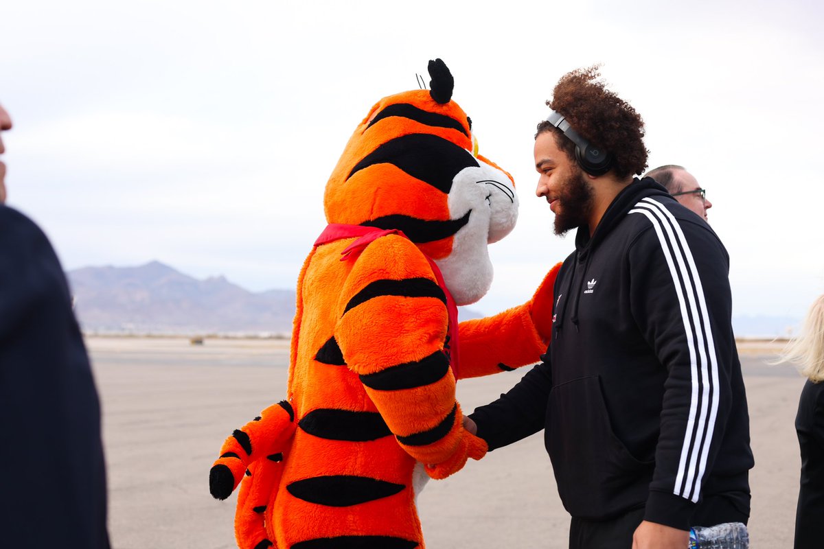 The Cards have arrived in El Paso 🙌

#GoCards x <a href="/TonyTheTigerSB/">Tony The Tiger Sun Bowl</a>