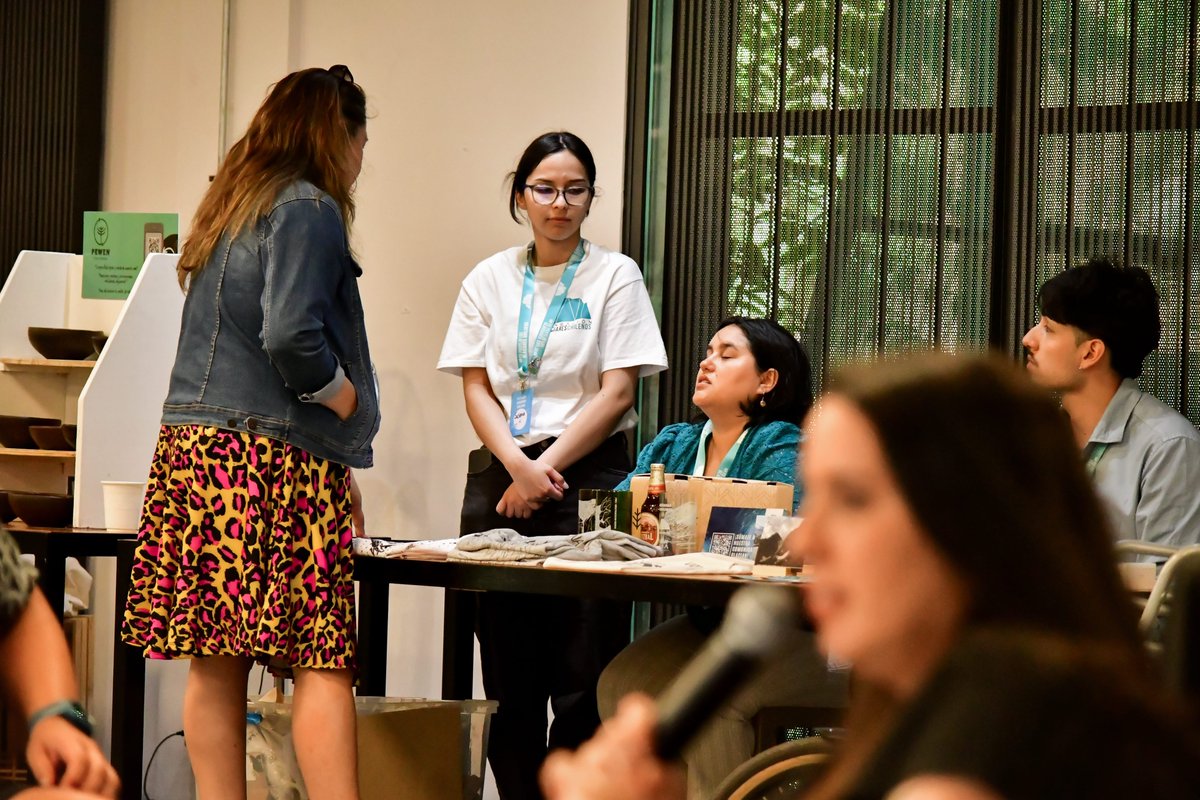 Panel “Del Conocimiento a la Acción: El Rol de la Divulgación Científica y la Educación Ambiental”, junto a Juanita Landinez comunicadora ambiental, <a href="/CleteroAmb/">CleteroAmbientalista</a> fundador de <a href="/ecoligachile/">Eco_Liga</a> y comunicador ambiental y <a href="/tiaglaciar/">Constanza Espinosa</a> cofundadora de <a href="/glaciares_ong/">Fundación Glaciares Chilenos</a> ❄️📢