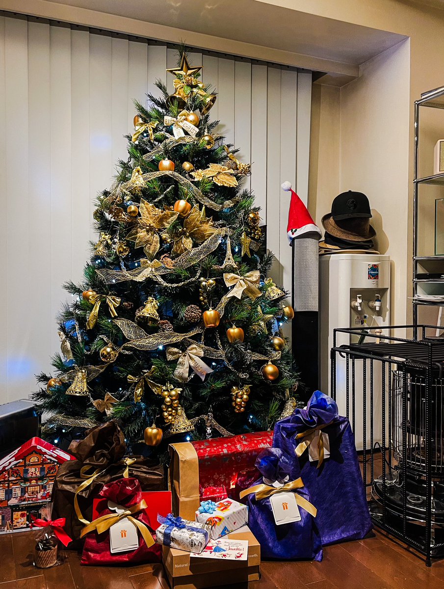 nakamura_st's tweet photo. Merry Christmas!
アドベントカレンダーも食べ終わり、いよいよ本番ですね！毎年謎にイヴが重要なのか当日が重要なのか悩みます。正月と一緒で、その日になる瞬間かな…。
そしてChristmasが過ぎると一気に年末年始感が去来。
今年もあと僅か、皆様体調等を崩されませぬよう良い年末をお過ごし下さい。 https://t.co/PeszptfraJ